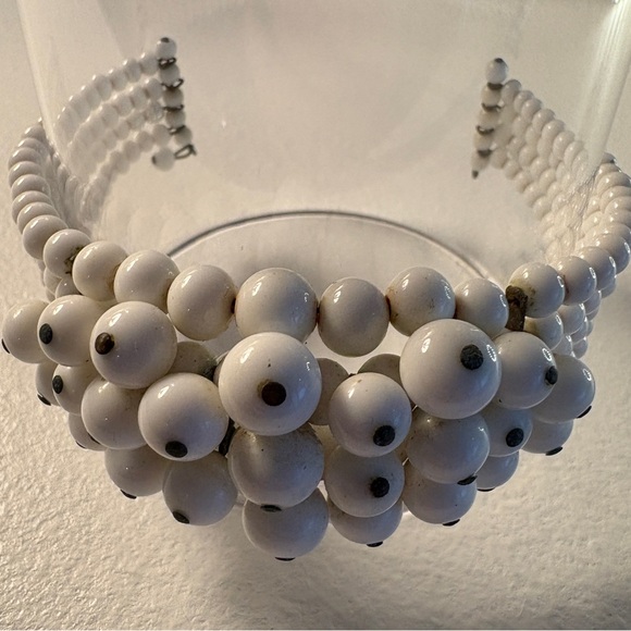 Vintage Expandable White Milk Glass Bead Cha Cha Bracelet - Picture 2 of 8